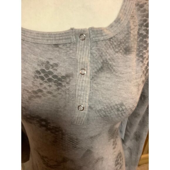 Red Haute Ombré Front Snap Top - SMALL — NWT - Picture 2 of 7